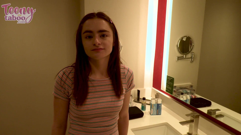 Teenytaboo: Stříkání do kundičky na dovolené s nevlastní dcerou