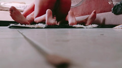 Kamila6922: 我邀请我的邻居在新的地毯上操她，而她没有注意到，我记录了所有内容