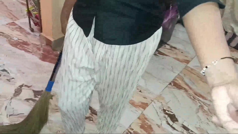 Apple Porn: Krásná indická služka poprvé šuká