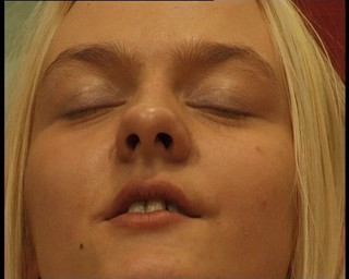 YOUR FIRST PORN: Blonde Studentin Und Riesiger Dildo - Studentă blondă și vibrator imens