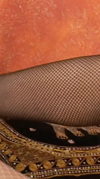 Tante lesbian hot rambut cokelat lagi asik seks lesbian pakai stoking jala