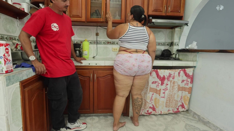 Lexly_16: 집을 떠나기 전에 부엌에서 빌어 먹을