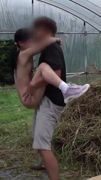 Rara Kudo odhalená vášní, zvednutá vysoko, když se jejich těla hýbají v divokém rytmu. - D