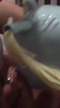 MILF mit blonden Zöpfen nimmt Schwanz und Sperma in den Mund