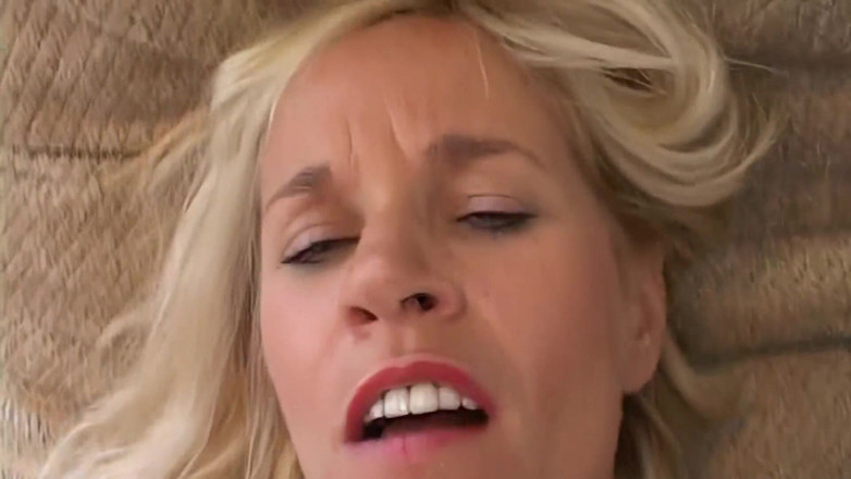 Oldschool X: Blonde milf wil pik zuigen en hard geneukt worden
