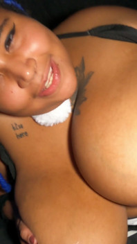 Curva m-a făcut să fiu atât de excitată încât am avut orgasm și am continuat să fut pizda aia tânără și să o simt cum cumming pe pula mea