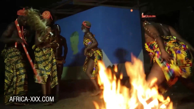 Africa-XXX: Dua cewek cantik kulit hitam amatir memuaskan teman mereka