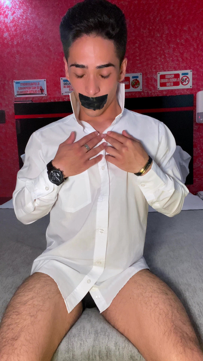 aodaboy: Camicia bianca e nastro in bocca