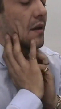 饥渴的金发秘书的热辣肛交，她的阴户和屁股在办公室里被性交