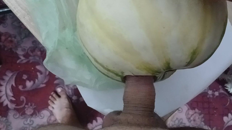 AlexCat: Pomelo este atât de erotic