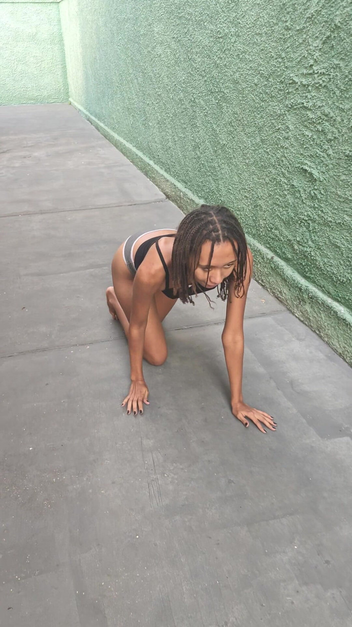 Lily Slav: Dívka čůrá v kalhotkách