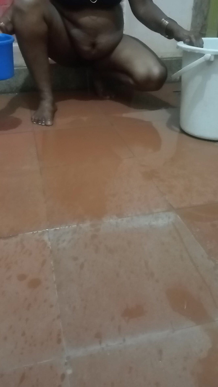 Tamil lesbian: Mijando e lavando buceta