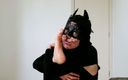 Brazilian Miss Fetishes: Fată drăguță CatWoman lingând axilele cu tălpile goale, degete și picioare