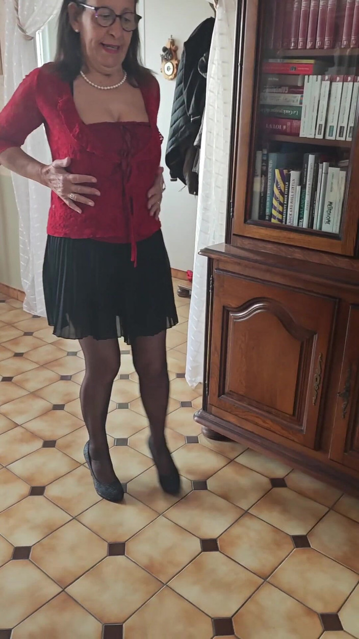 Intim422a: Streep Tease Noemie