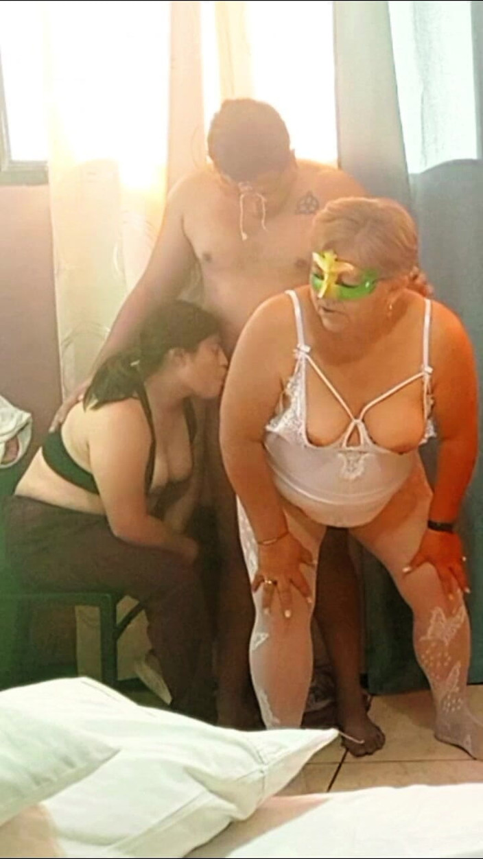 Sofixxx: Stiefschwester und stiefmutter lutschen schwanz, wenn wir allein sind