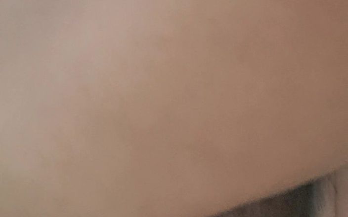 Mommy big hairy pussy: 熟女把假阳具插入她的阴道