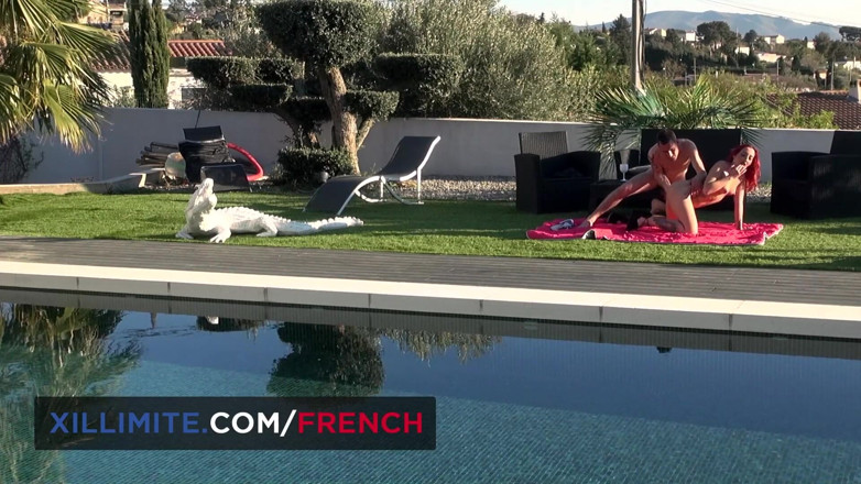 French girls at work: Sexo ao redor da piscina em uma casa de swing