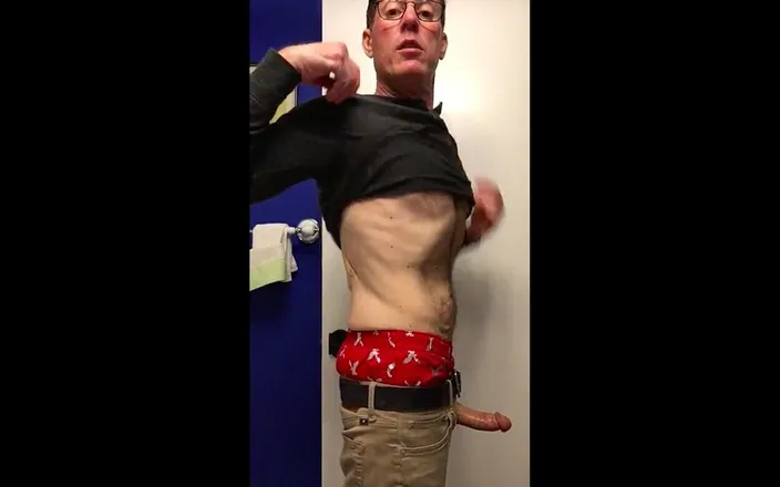 TJenner: Dutch Guy Jerking off After Work. Cumming in the Badkammer!