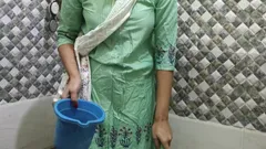 India hermosa follada madrastra travieso hijastro solo en casa follando semen en la boca en el baño - orgasmo real