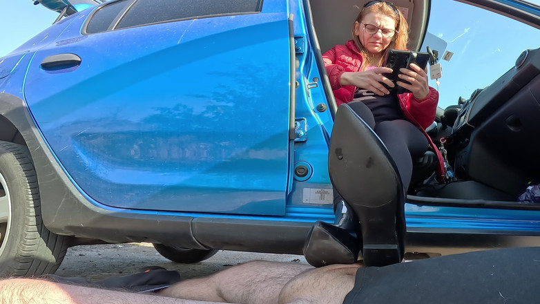 Mistressyammyboots: Sărută-mi cizmele drăguțe în mijlocul naturii