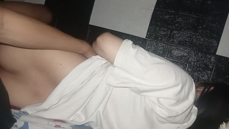 Famly sex: Asyalı bakirenin pürüzsüz götünü sikiyor
