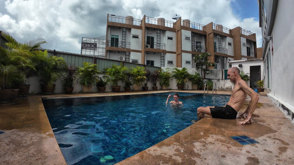 SkinnyWithAHugeDick: Sfw bermain-main di kolam renang kami