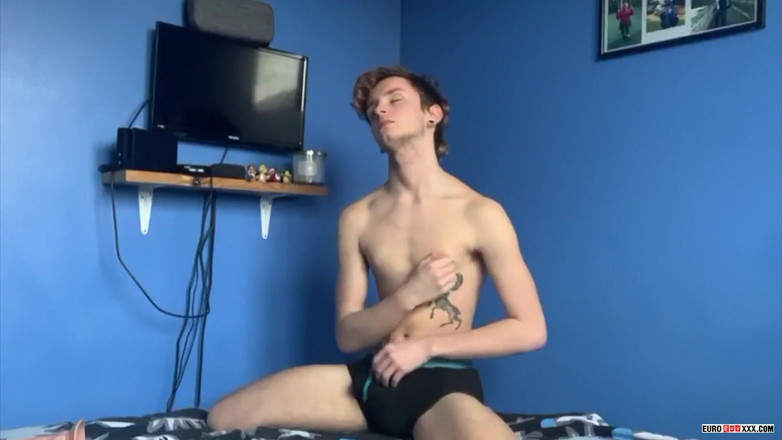 Euro boy xxx: Un dildo per il suo buco stretto