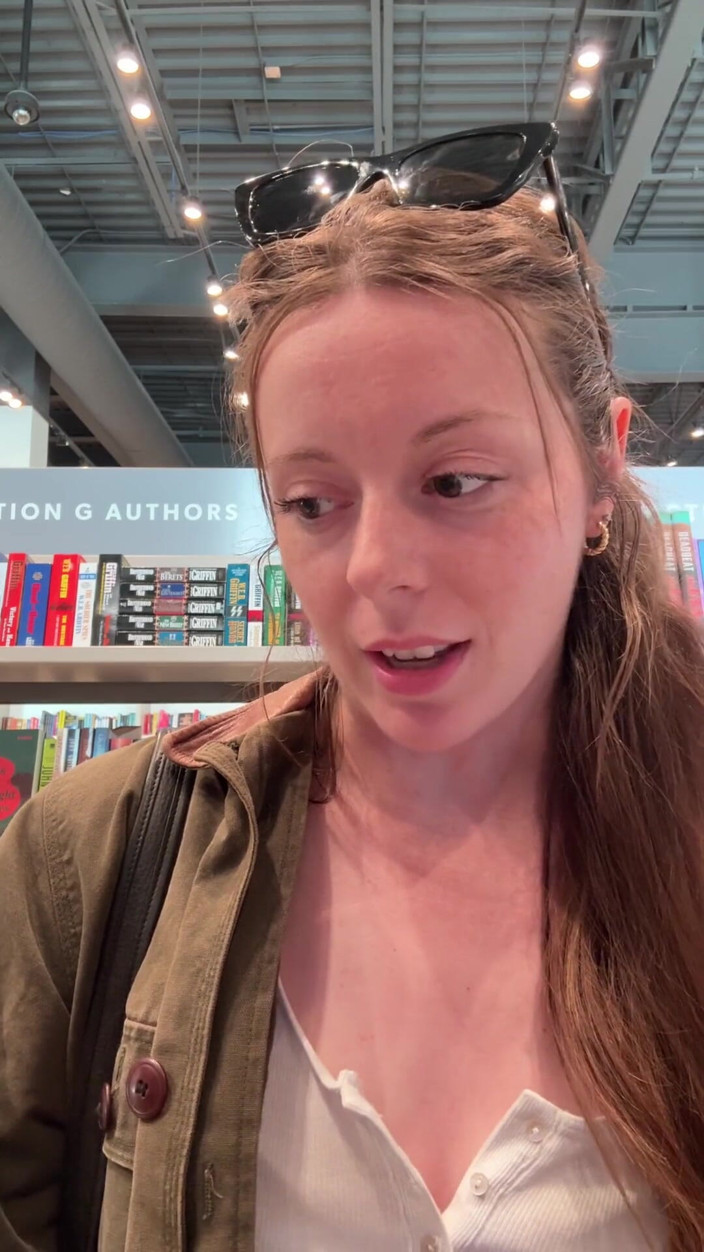 Nadia Foxx: Tentando não gozar na livraria enquanto caça smut
