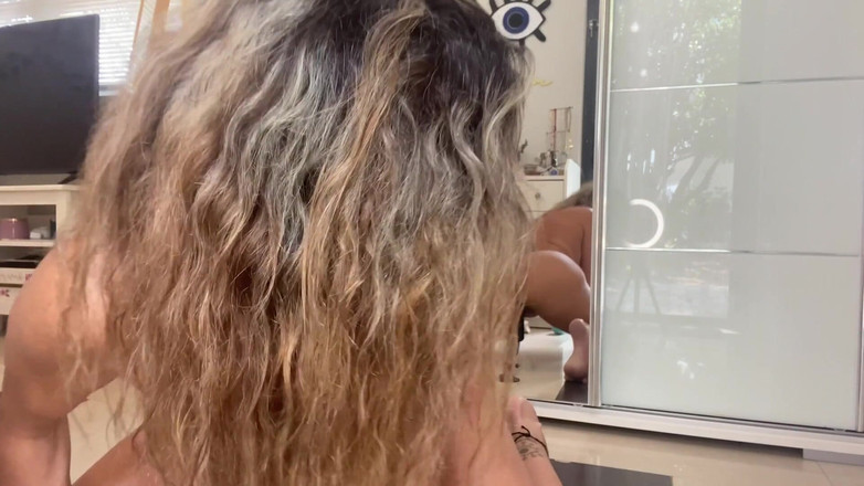 Insatiable Karla Swingerville: Cewek sange ini lagi asik muasin memek dan pantatnya sendirian