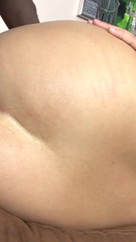 小さなおっぱいを持つ黒髪の十代は、大きな黒コックによって荒廃したお尻を取得します