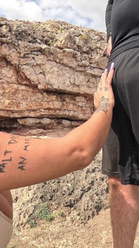 Fisting gape - puta tatuada estirada de par en par al aire libre
