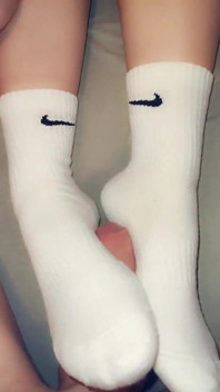 Footjob trong vớ dài và cums trên tất