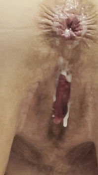 Cette maman mature adore se faire défoncer le cul et remplir de sperme chaud !