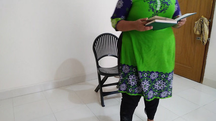 Aria Mia: Učitelka bbw sedí na židli a čte si knihu, když cizinec vstoupil...