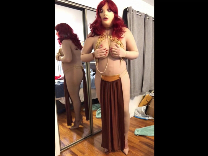 Deanna Doll: सेक्सी हरम लड़की के रूप में Deanna CD Doll अपना वीर्य निकालती है