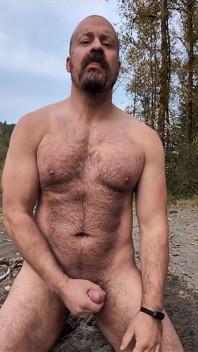 Traite d’une éjac sur une plage dans les bois