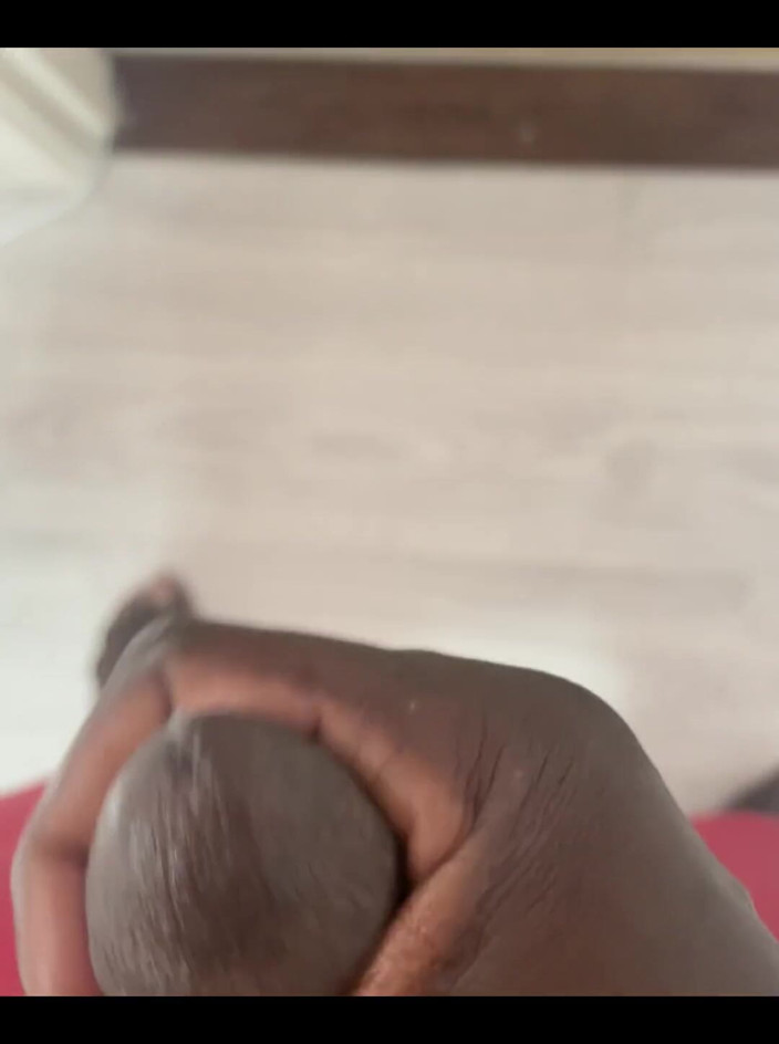 Afro Black XXX: Bagi mereka yang suka melihat zakar lembut saya melakukan ini...