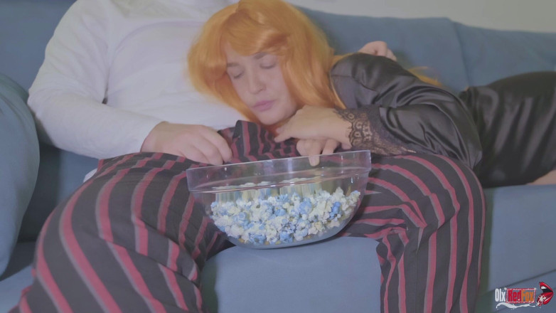 OlxRedFox: 영화를 보면서 자지를 빨고 앉는 새엄마, 그녀의 보지에 섹스하고 사정
