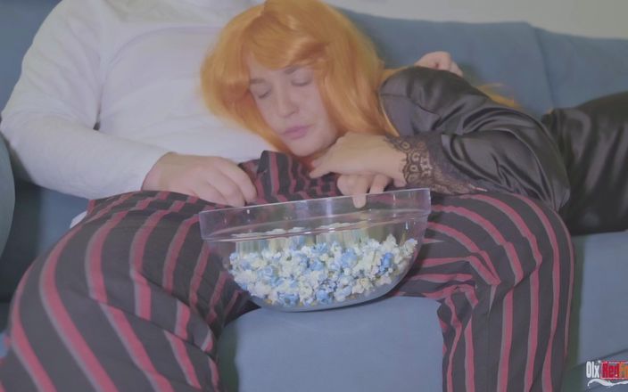 OlxRedFox: Macocha zaczyna ssie mojego kutasa podczas oglądania filmu i siedząc...