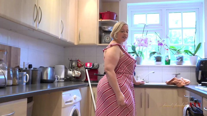 Aunt Judy's XXX: İri güzel üvey anne yıldızın mutfakta yarağını emiyor (bakış açısı)