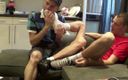 Sneaker Sex Kinky: Chupando polla con zapatillas de su amigo