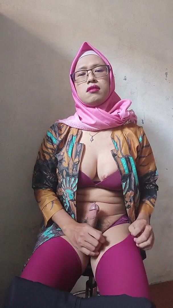 Hijab Shemale Jerking off Her Huge Dick (Mitha Shemale) Hijab Shemale Jerking off Her Huge Dick (Mitha Shemale)