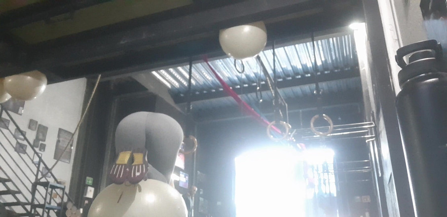 Candy Camille: Une fille excitée squirte à poil à la salle de sport