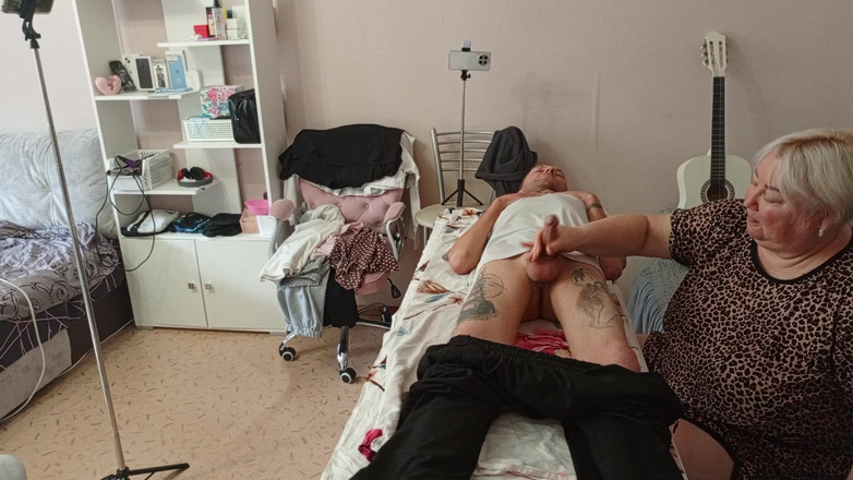 Zona901: Ma belle-mère suce et branle ma bite sur la table...