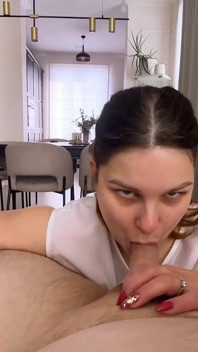 Esposa gozada só quer encher a boca com porra quente