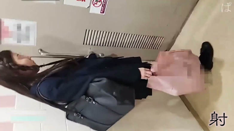 Studio JAV Launcher: Sletterige Aziaten. Seks in het toilet