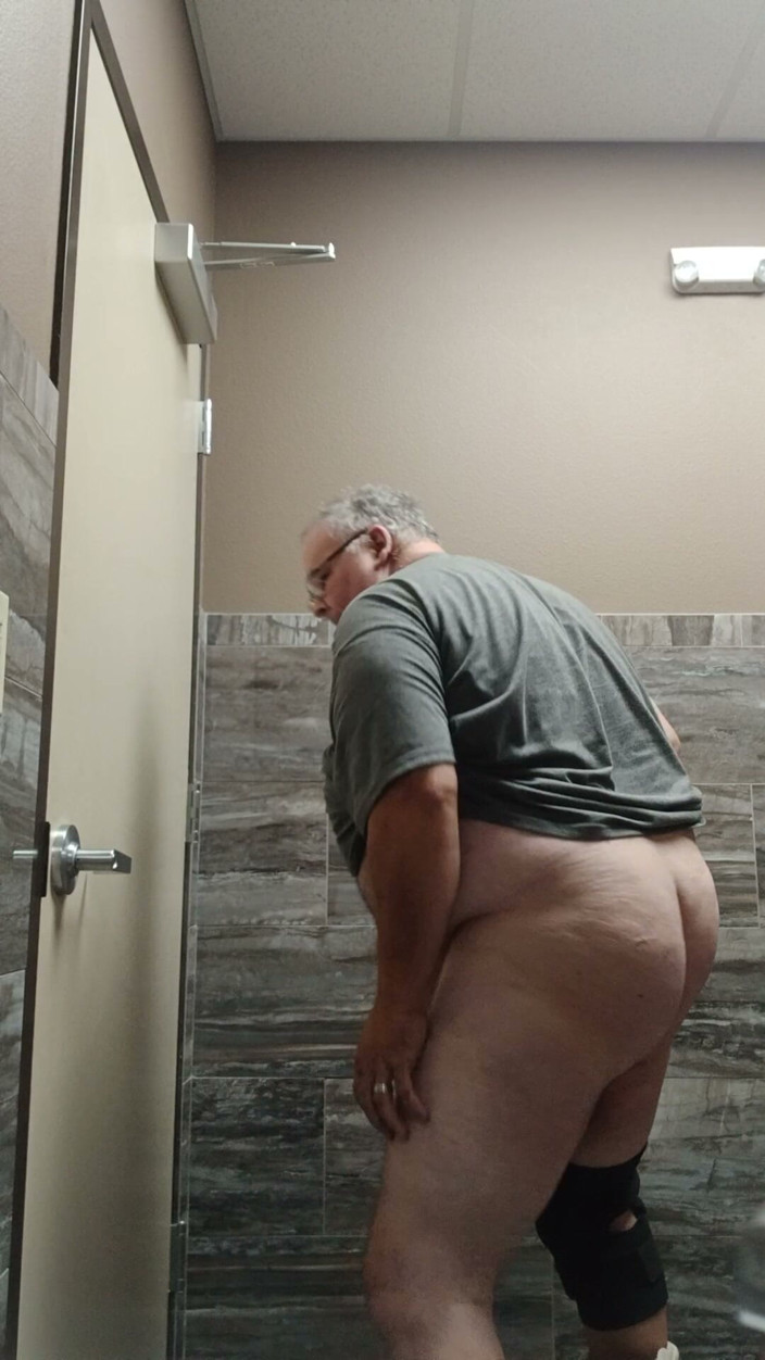 Gaydaddy2021: Honění v koupelně.
