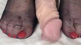 Nyonya wanita dewasa dengan kaki jenjang lagi pamer kaki, kaki, dan kakinya yang seksi. Video adalah bagian dari serial yang lagi pamer kaki dan kakinya. Bagian 3