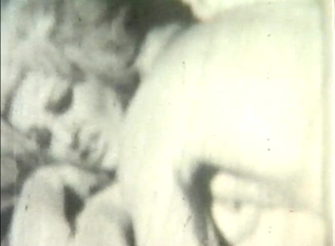 Alfacontent: Vintage milf consigue su peludo coño arado
