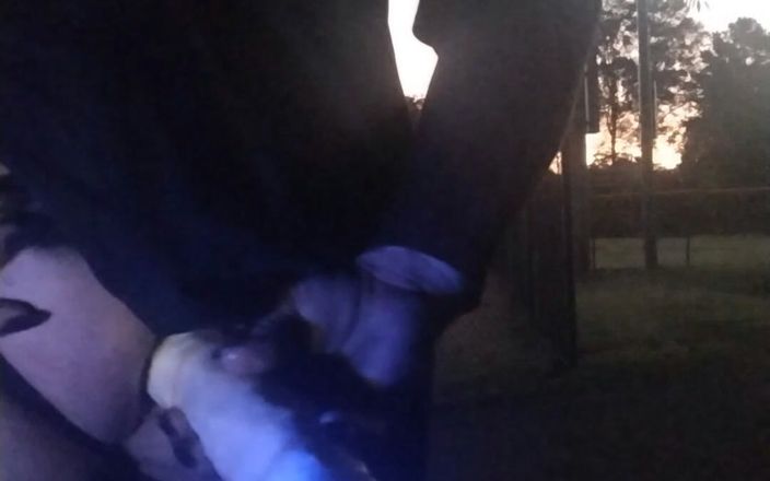 SissySlutUsed: Sissy-schlampe nimmt riesigen selbstgedrehten dildo im freien auf greenway vor...